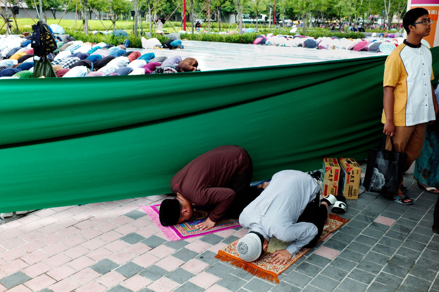 穆斯林在台北行旅廣場虔誠的向阿拉禮拜。 圖:張良一/攝 穆斯林在台北行旅廣場虔誠的向阿拉禮拜。 圖:張良一/攝