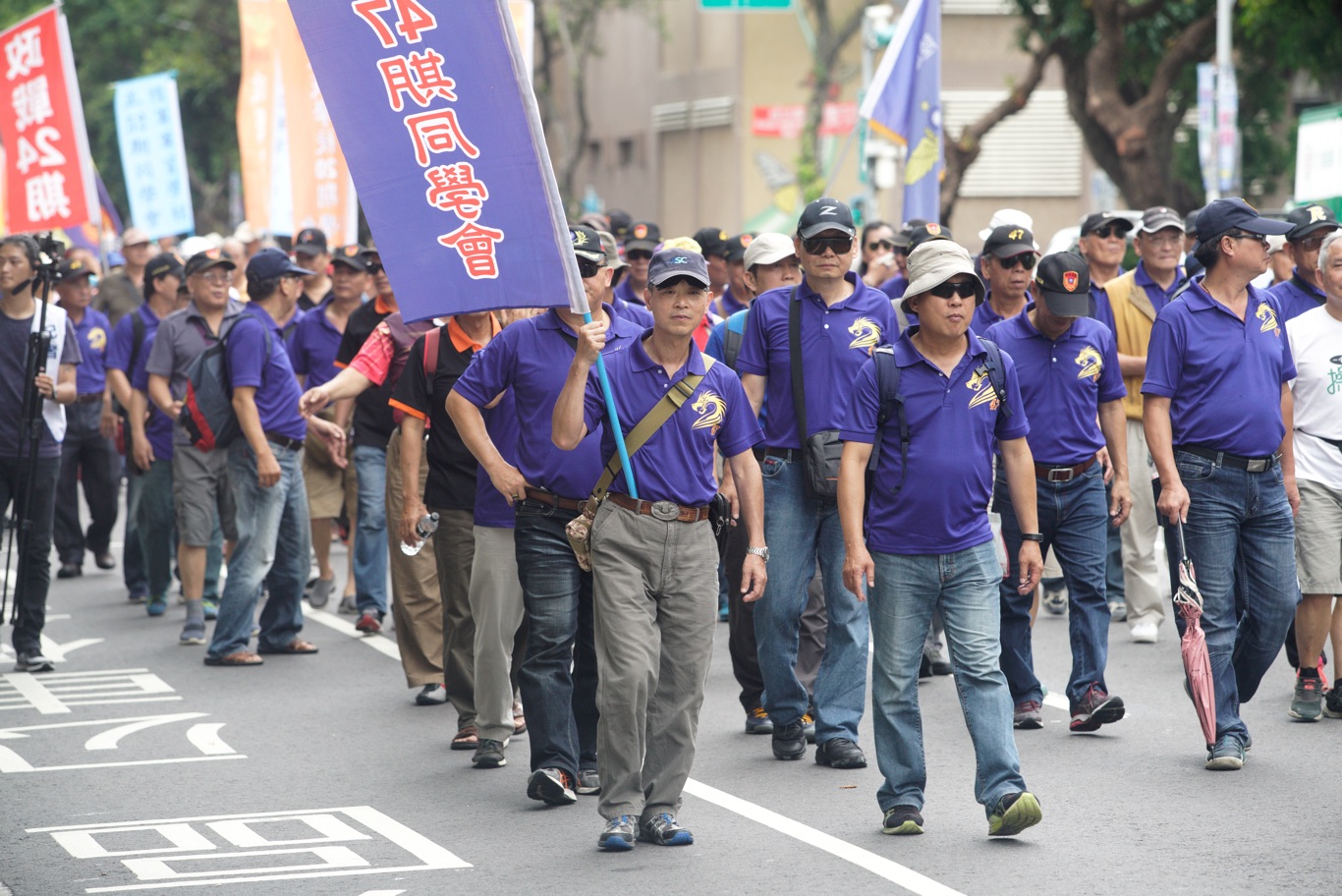 八百壯士繞行立法院遊行。 圖:張良一/攝 八百壯士繞行立法院遊行。 圖:張良一/攝