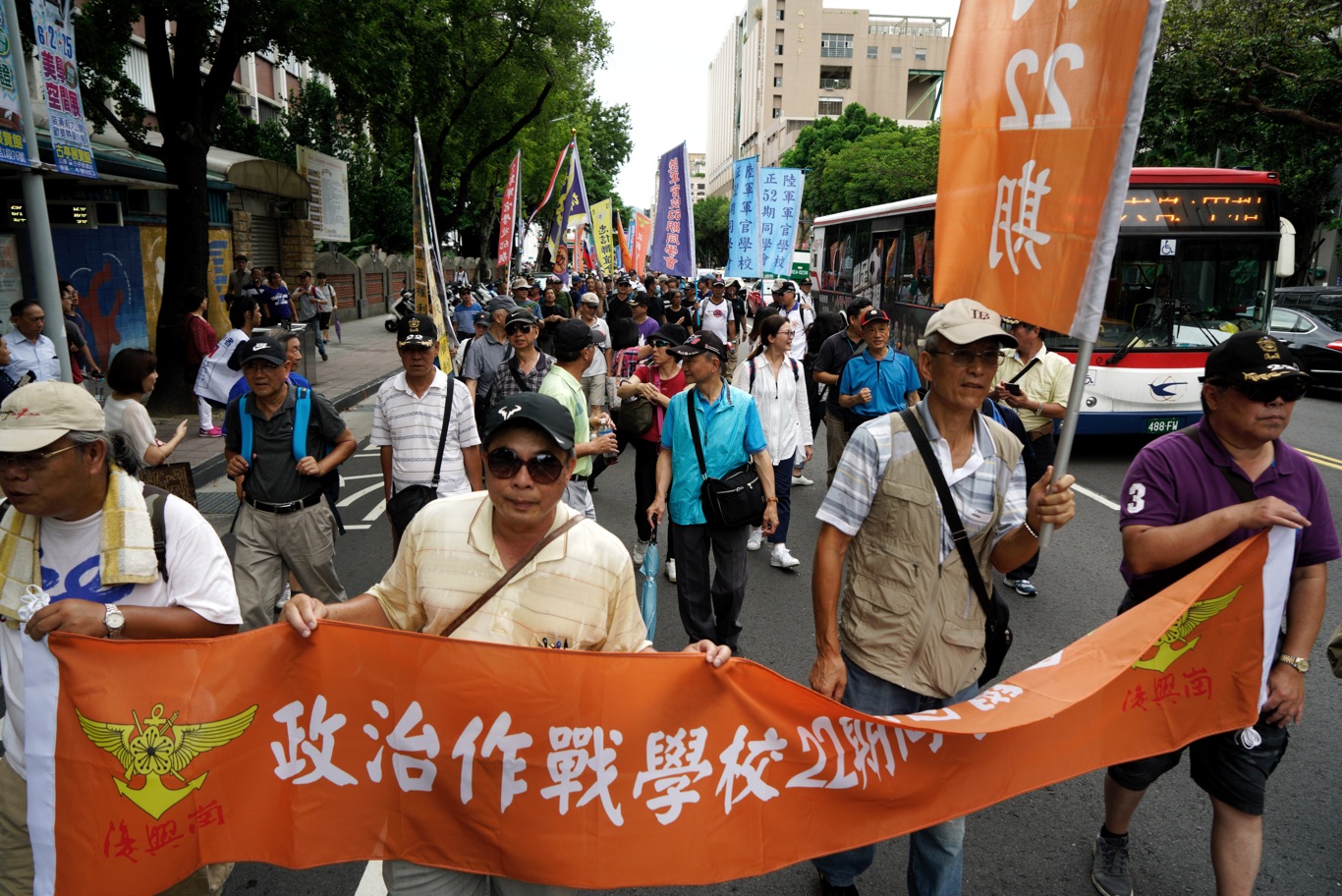 八百壯士繞行立法院遊行。 圖:張良一/攝 八百壯士繞行立法院遊行。 圖:張良一/攝