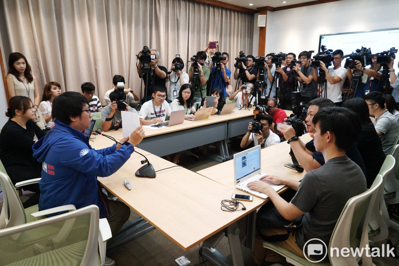 國民黨立委林為洲辦公室上午公佈林為洲對楊文科民調,現場擠爆了大批欲採訪林為洲的媒體,但林並未現身引起一陣錯愕,只能電話專訪。林以總支持率58.92%勝出楊文科的42.08%。 圖:張良一/攝 國民黨立委林為洲辦公室上午公佈林為洲對楊文科民調,現場擠爆了大批欲採訪林為洲的媒體,但林並未現身引起一陣錯愕,只能電話專訪。林以總支持率58.92%勝出楊文科的42.08%。 圖:張良一/攝