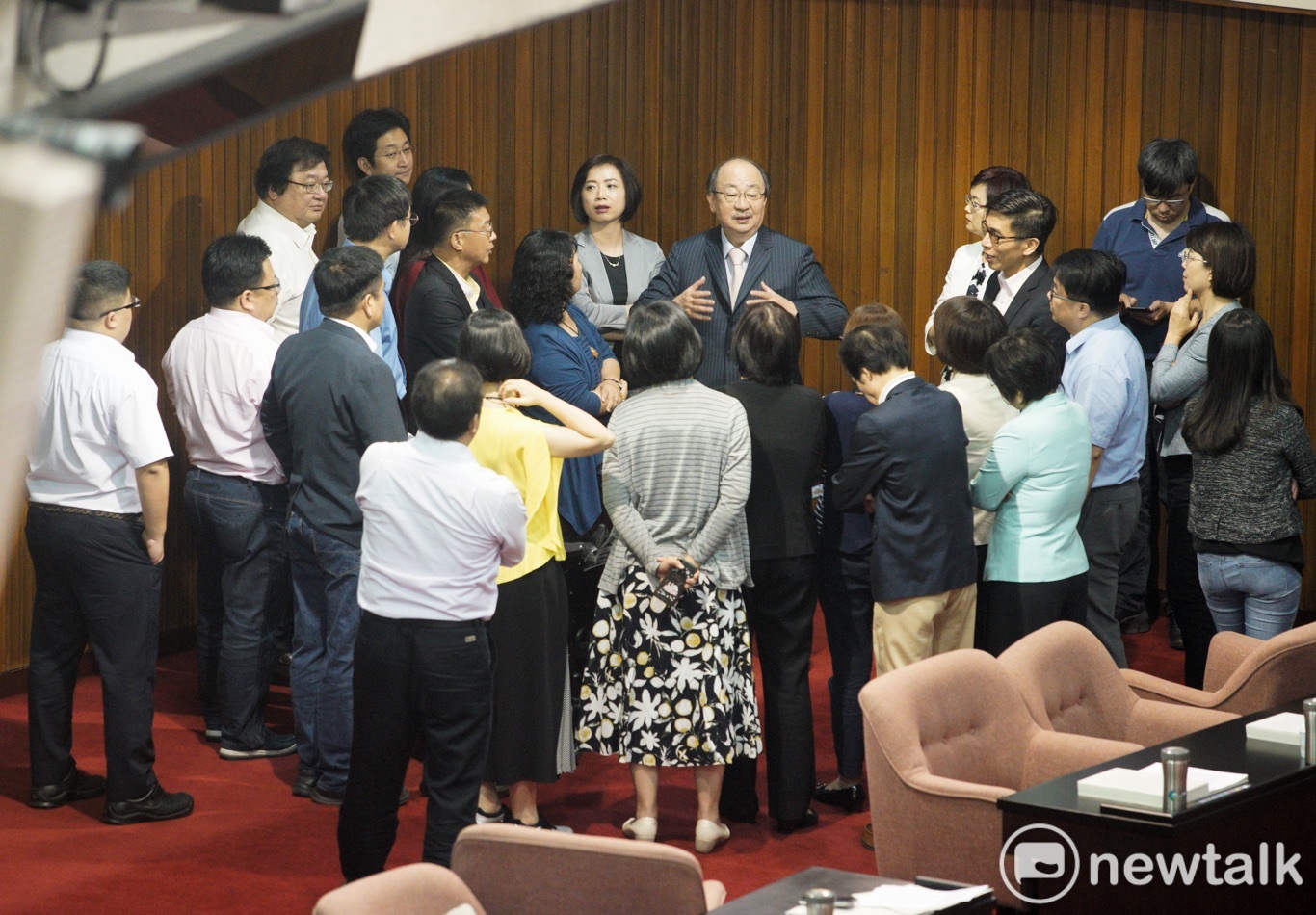 立法院臨時會下午審查空污法,民進黨團在會前在議場後方沙盤推演,而國民黨立委則在會議要開始,就在發言台前拉布條,呼喊抗議民進黨打假球。 圖:張良一/攝 立法院臨時會下午審查空污法,民進黨團在會前在議場後方沙盤推演,而國民黨立委則在會議要開始,就在發言台前拉布條,呼喊抗議民進黨打假球。 圖:張良一/攝