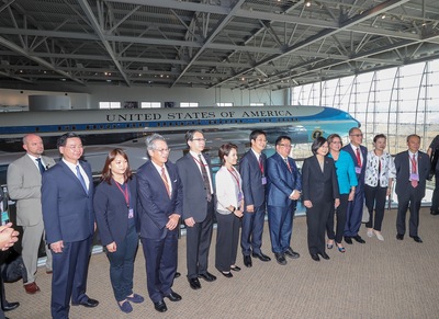 總統蔡英文(右5)14日率團參訪美國雷根圖書館,與 團員在空軍一號前合影留念。 圖:中央社 總統蔡英文(右5)14日率團參訪美國雷根圖書館,與 團員在空軍一號前合影留念。 圖:中央社