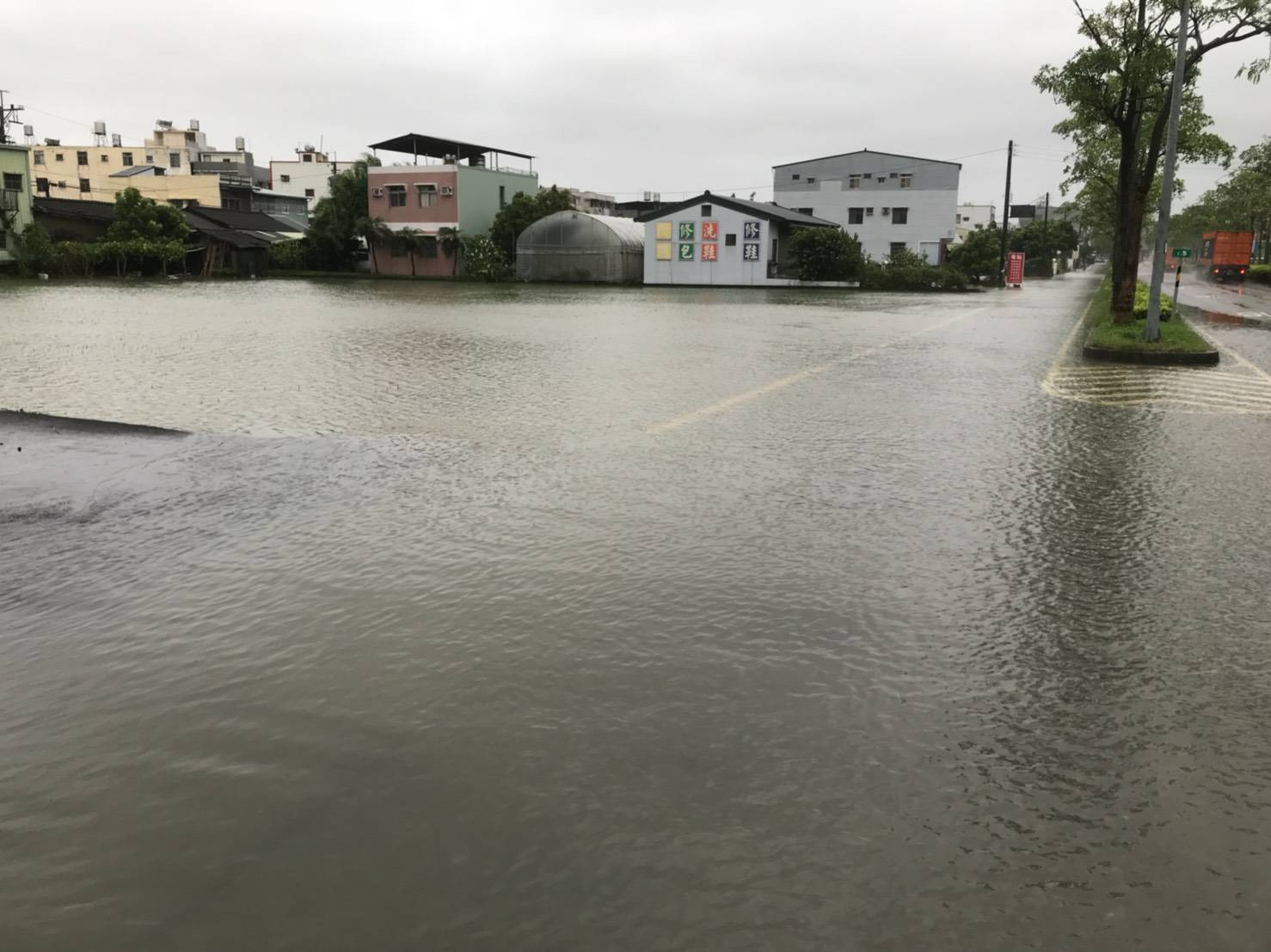 嘉義縣昨日晚間起暴雨狂下,多處道路嚴重積水。 圖:嘉義縣政府 嘉義縣昨日晚間起暴雨狂下,多處道路嚴重積水。 圖:嘉義縣政府