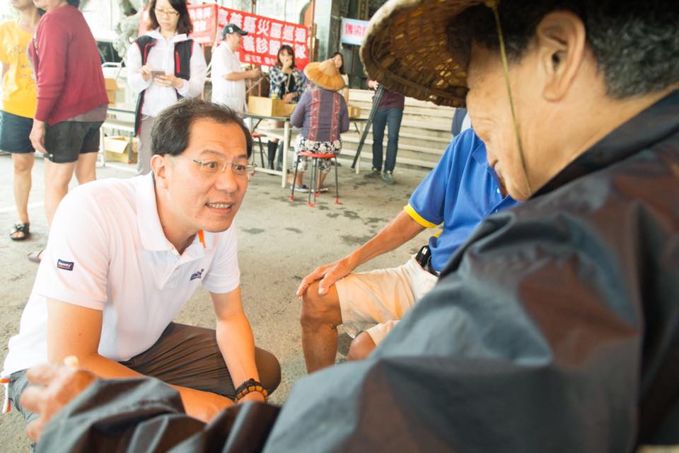 吳芳銘前往東石鄉洲仔代天府關懷收容所災民,提醒鄉親清理家園時,一定要澈底清除室內外積水容器及垃圾、廢棄物,才能有效防堵病媒蚊孳生。 圖:吳芳銘臉書 吳芳銘前往東石鄉洲仔代天府關懷收容所災民,提醒鄉親清理家園時,一定要澈底清除室內外積水容器及垃圾、廢棄物,才能有效防堵病媒蚊孳生。 圖:吳芳銘臉書