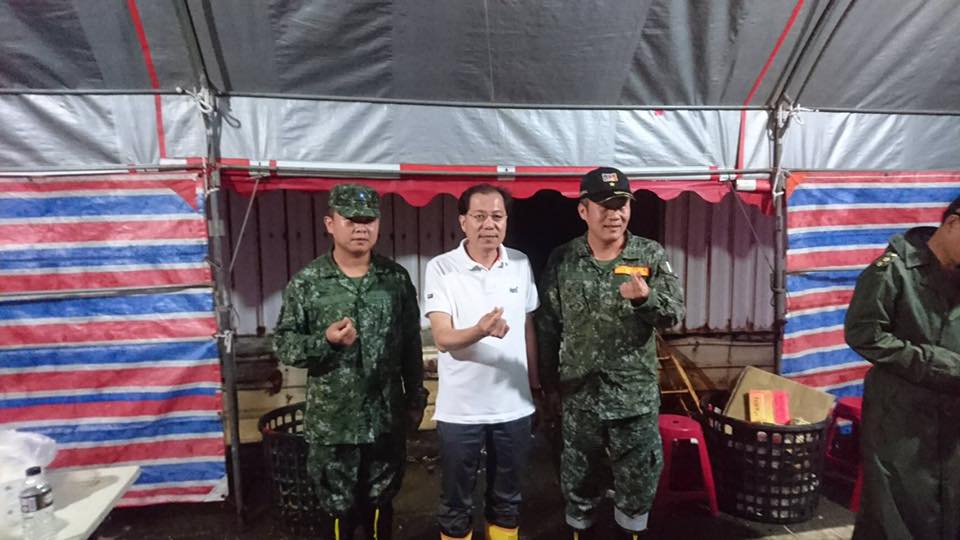 吳芳銘與協助清理災區的國軍弟兄合影。 圖:吳芳銘臉書 吳芳銘與協助清理災區的國軍弟兄合影。 圖:吳芳銘臉書