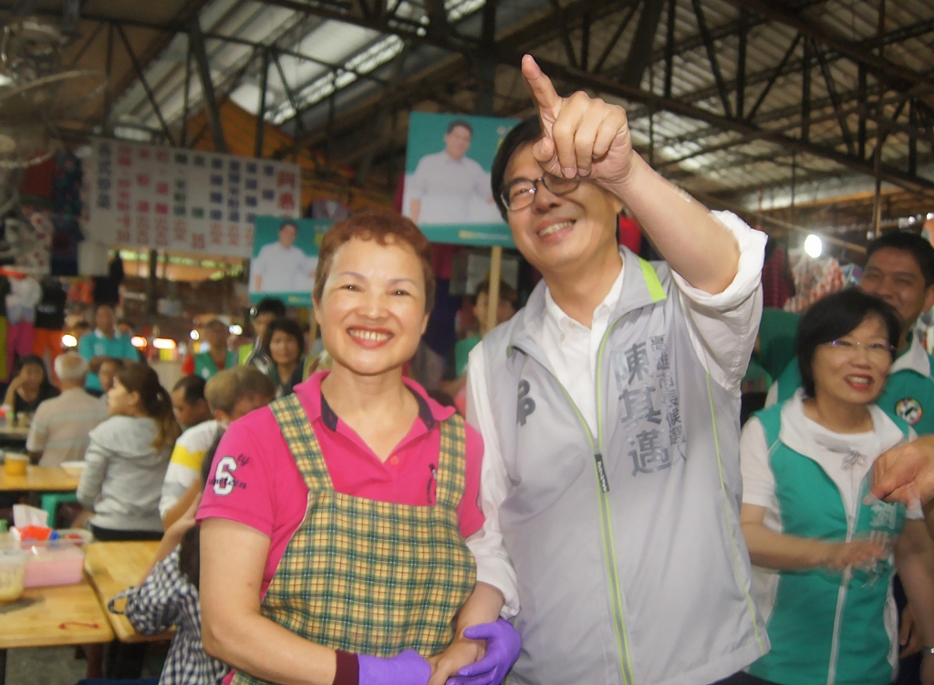 陳其邁到左營掃街,受到攤商和民眾的熱烈支持,他說,市場是和民眾生活最貼近的地方,未來會加速推動市場整建,給市民更好的生活品質。 圖:陳其邁辦公室提供 陳其邁到左營掃街,受到攤商和民眾的熱烈支持,他說,市場是和民眾生活最貼近的地方,未來會加速推動市場整建,給市民更好的生活品質。 圖:陳其邁辦公室提供