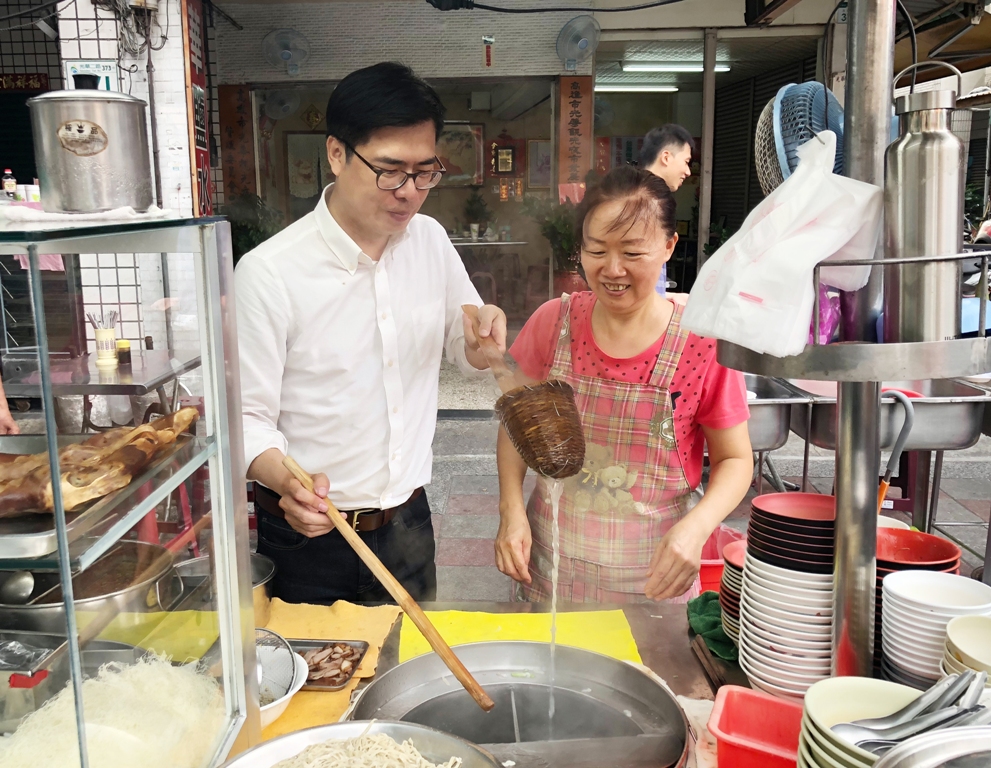 走訪高雄大街小巷,陳其邁也喜歡品嘗各地美食,而街坊小吃更是與市民生活最接近、最有溫度的地方。 圖:陳其邁辦公室提供 走訪高雄大街小巷,陳其邁也喜歡品嘗各地美食,而街坊小吃更是與市民生活最接近、最有溫度的地方。 圖:陳其邁辦公室提供