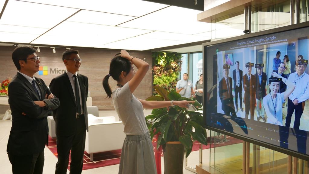陳其邁初選後陸續拜訪微軟、Amazon等國際大廠,他說,這些國內外知名企業,都看好高雄的發展,認為高雄是極有投資價值的城市,因此我們更應該相信高雄、看好未來。 圖:陳其邁辦公室提供 陳其邁初選後陸續拜訪微軟、Amazon等國際大廠,他說,這些國內外知名企業,都看好高雄的發展,認為高雄是極有投資價值的城市,因此我們更應該相信高雄、看好未來。 圖:陳其邁辦公室提供