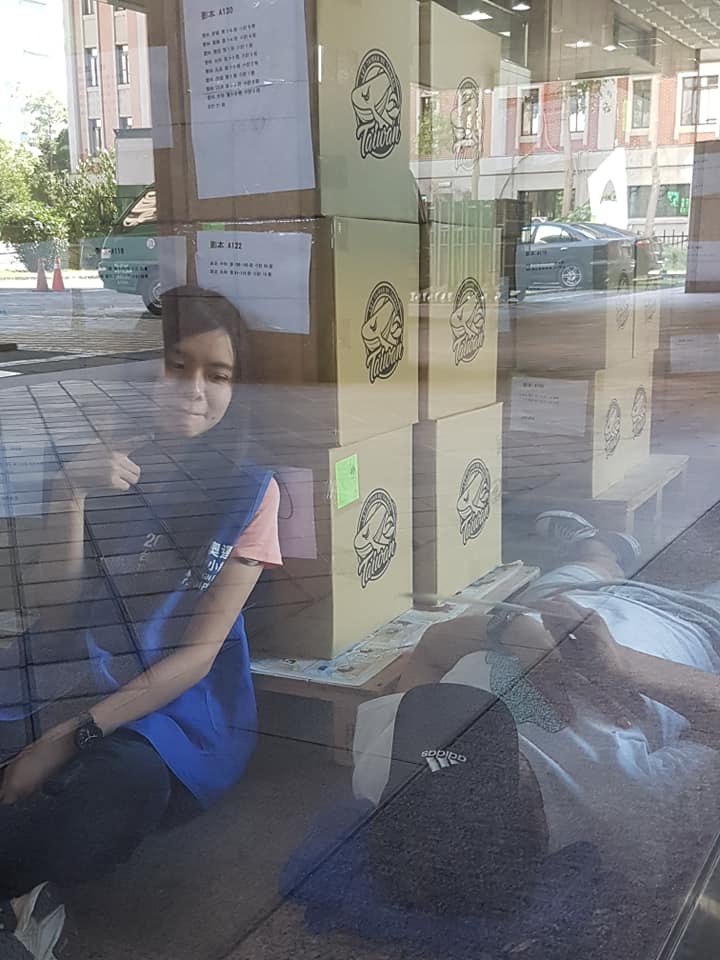 東奧正名連署書逾52萬份,針對近日連署志工們忙碌蒐集連署書,黃國昌與紀政齊對正名公投志工表達感謝。 圖:擷取自Chingkai Shen臉書 東奧正名連署書逾52萬份,針對近日連署志工們忙碌蒐集連署書,黃國昌與紀政齊對正名公投志工表達感謝。 圖:擷取自Chingkai Shen臉書