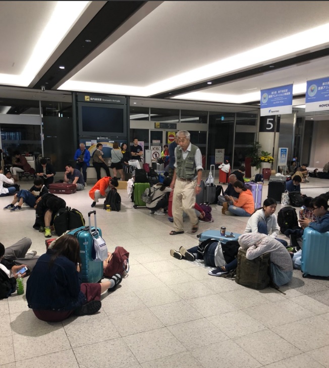 受強震影響,新千歲機場國內線及國際線航廈全天關閉,許多旅客受困在新千歲機場,無法動身。 圖:翻攝推特 受強震影響,新千歲機場國內線及國際線航廈全天關閉,許多旅客受困在新千歲機場,無法動身。 圖:翻攝推特