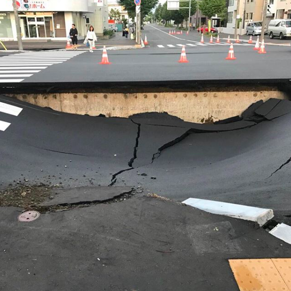 道路坍塌停電中,北海道許多商店因地震災情休業。 圖:翻攝Instagram 道路坍塌停電中,北海道許多商店因地震災情休業。 圖:翻攝Instagram