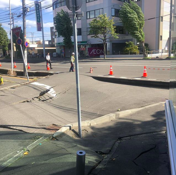 日本網友拍攝下家裡附近道路坍塌的照片。北海道目前多處道路坍塌,交通不便。 圖:翻攝Instagram 日本網友拍攝下家裡附近道路坍塌的照片。北海道目前多處道路坍塌,交通不便。 圖:翻攝Instagram