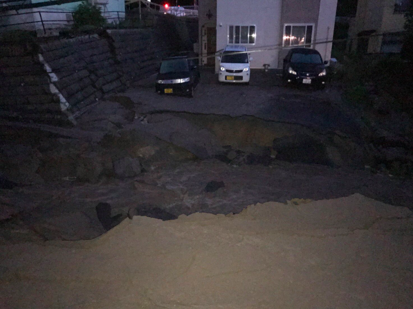 日本網友拍下自家窗外的景象。北海道道路因受到地震災害,多處土壤液化,急需搶救。 圖:翻攝推特 日本網友拍下自家窗外的景象。北海道道路因受到地震災害,多處土壤液化,急需搶救。 圖:翻攝推特