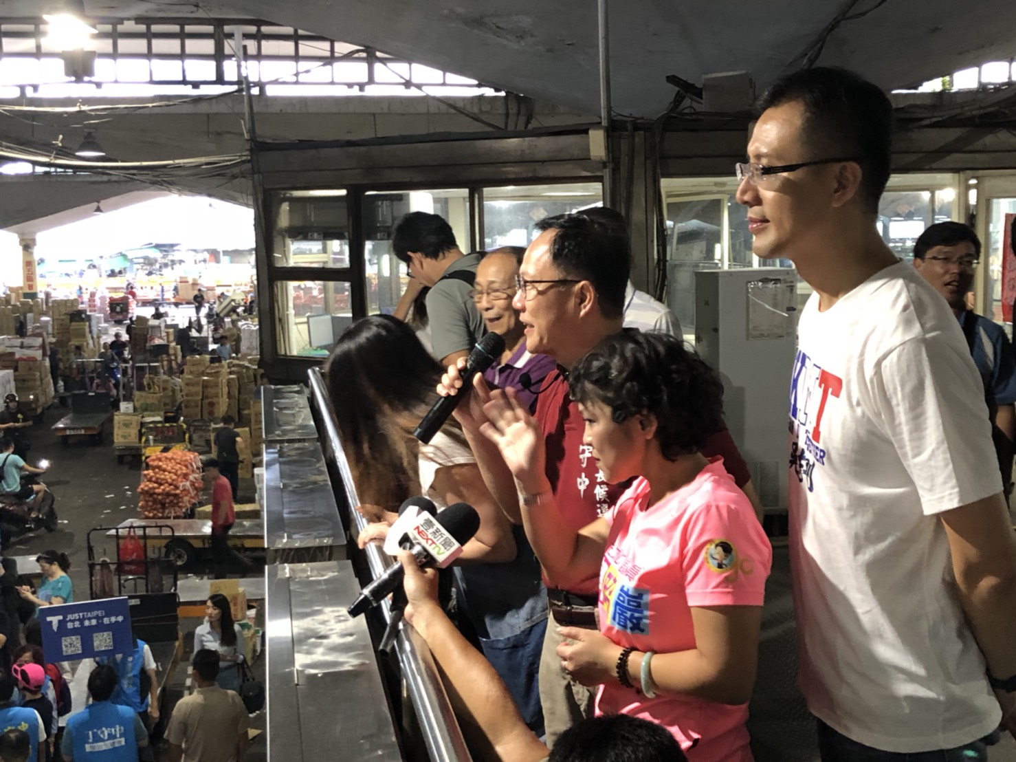 丁守中針對果菜市場改建提出建言,如果她當上市長,會以大家的需求考量為主來改建,並認為現在的市場空間狹小,無法容納足夠攤商。 圖:丁守中競選辦公室提供 丁守中針對果菜市場改建提出建言,如果她當上市長,會以大家的需求考量為主來改建,並認為現在的市場空間狹小,無法容納足夠攤商。 圖:丁守中競選辦公室提供