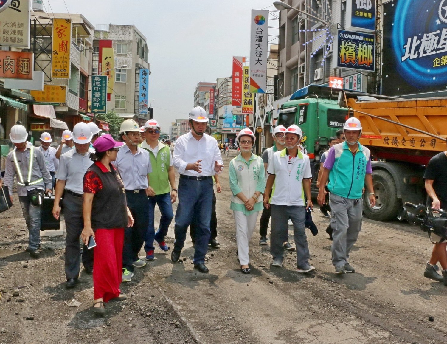 高雄市代理市長許立明今(6)視察草衙二路刨鋪工程時表示,日前受豪雨影響的五千多個道路坑洞已全數填平,另將對120條老舊道路進行全面重鋪。 圖:高雄市政府提供 高雄市代理市長許立明今(6)視察草衙二路刨鋪工程時表示,日前受豪雨影響的五千多個道路坑洞已全數填平,另將對120條老舊道路進行全面重鋪。 圖:高雄市政府提供