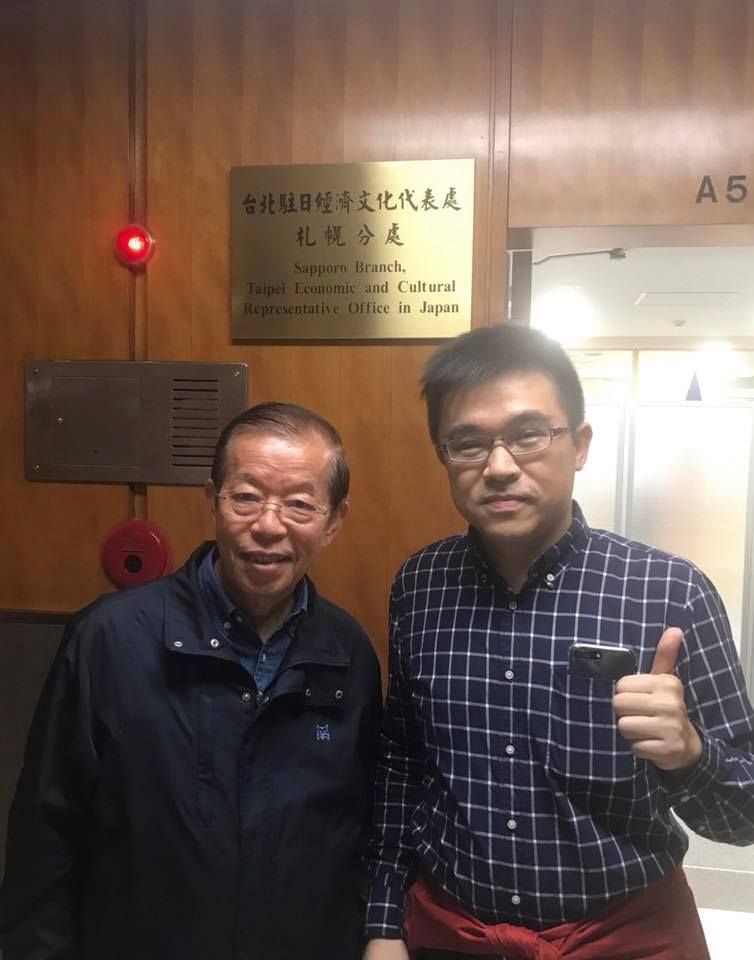 謝長廷文中也不忘澄清「臨時服務中心是地震第一天設立,不是我來支援才開設」。 圖:翻攝自謝長廷臉書粉絲頁 謝長廷文中也不忘澄清「臨時服務中心是地震第一天設立,不是我來支援才開設」。 圖:翻攝自謝長廷臉書粉絲頁