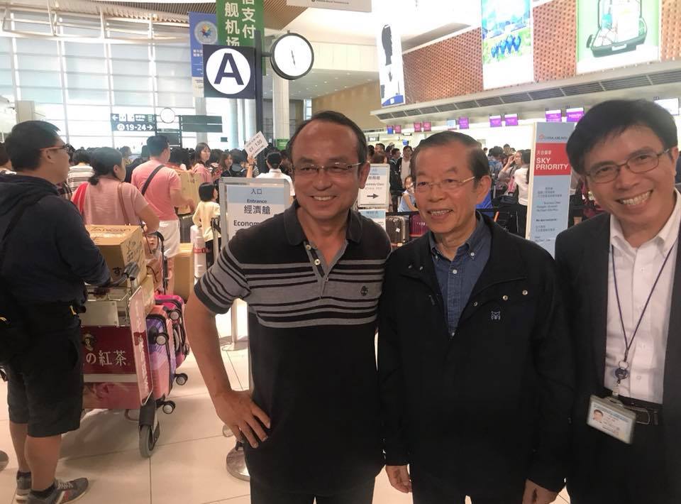 今(9)日,我駐日代表謝長廷在臉書發表相關說法,表示昨日返台班機「雖然也還有候補未上的旅客,但都已經是個位數」。 圖:翻攝自謝長廷臉書粉絲頁 今(9)日,我駐日代表謝長廷在臉書發表相關說法,表示昨日返台班機「雖然也還有候補未上的旅客,但都已經是個位數」。 圖:翻攝自謝長廷臉書粉絲頁