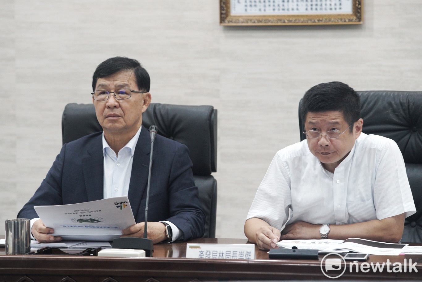 北市工務局長彭振聲(左)、產發局長林崇傑主持北市府農漁市產改建案雙首長會議。 圖:張良一 / 攝 北市工務局長彭振聲(左)、產發局長林崇傑主持北市府農漁市產改建案雙首長會議。 圖:張良一 / 攝