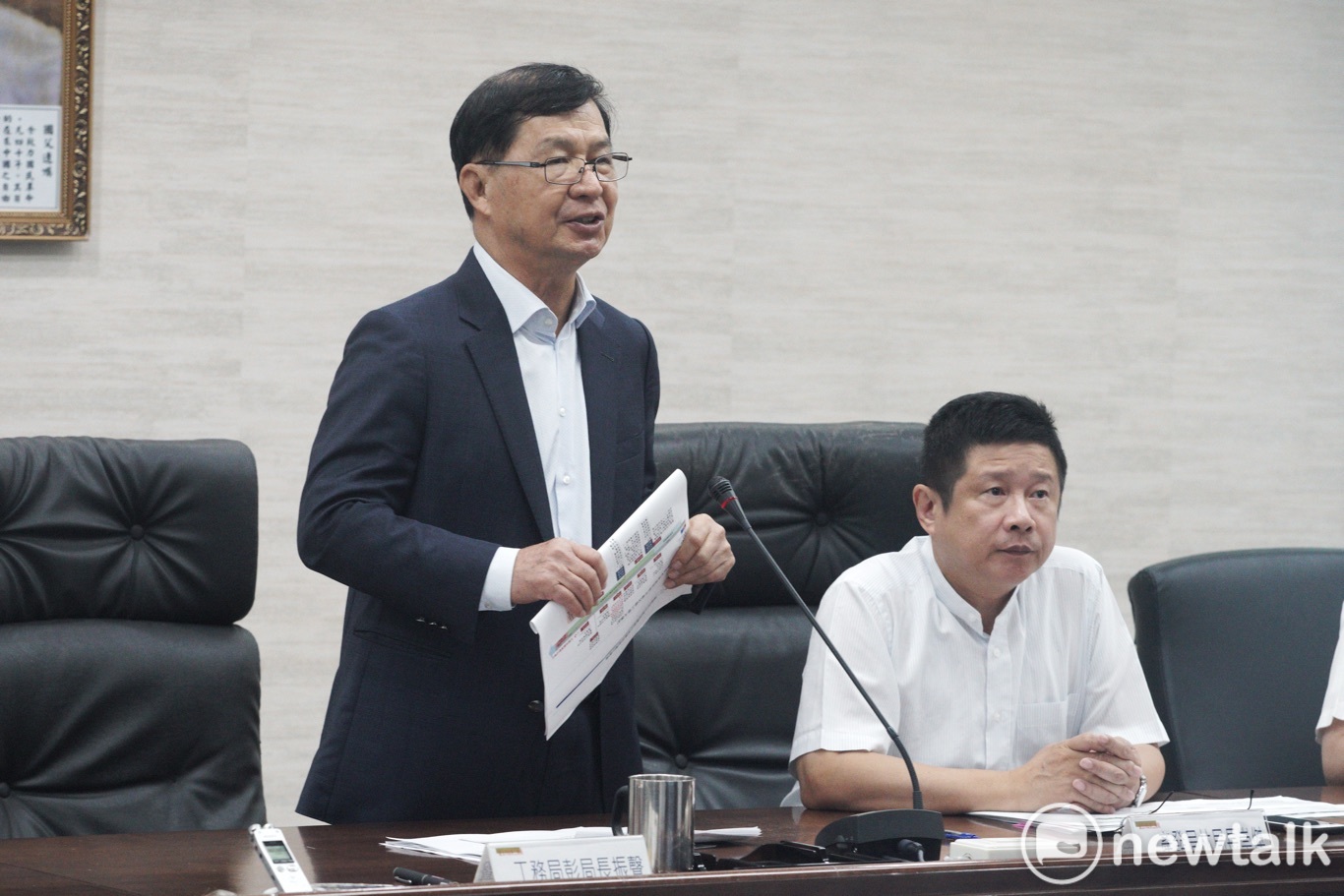 北市工務局長彭振聲(左)、產發局長林崇傑主持北市府農漁市產改建案雙首長會議。 圖:張良一 / 攝 北市工務局長彭振聲(左)、產發局長林崇傑主持北市府農漁市產改建案雙首長會議。 圖:張良一 / 攝