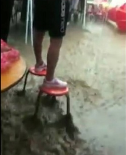呂姓男子於社群網站上傳彰化員林暴雨中吃流水席的畫面,經彰化縣警局調查,影片事件發生在中國,該網友依社會秩序維護法移送。 圖:翻攝自Facebook 呂姓男子於社群網站上傳彰化員林暴雨中吃流水席的畫面,經彰化縣警局調查,影片事件發生在中國,該網友依社會秩序維護法移送。 圖:翻攝自Facebook