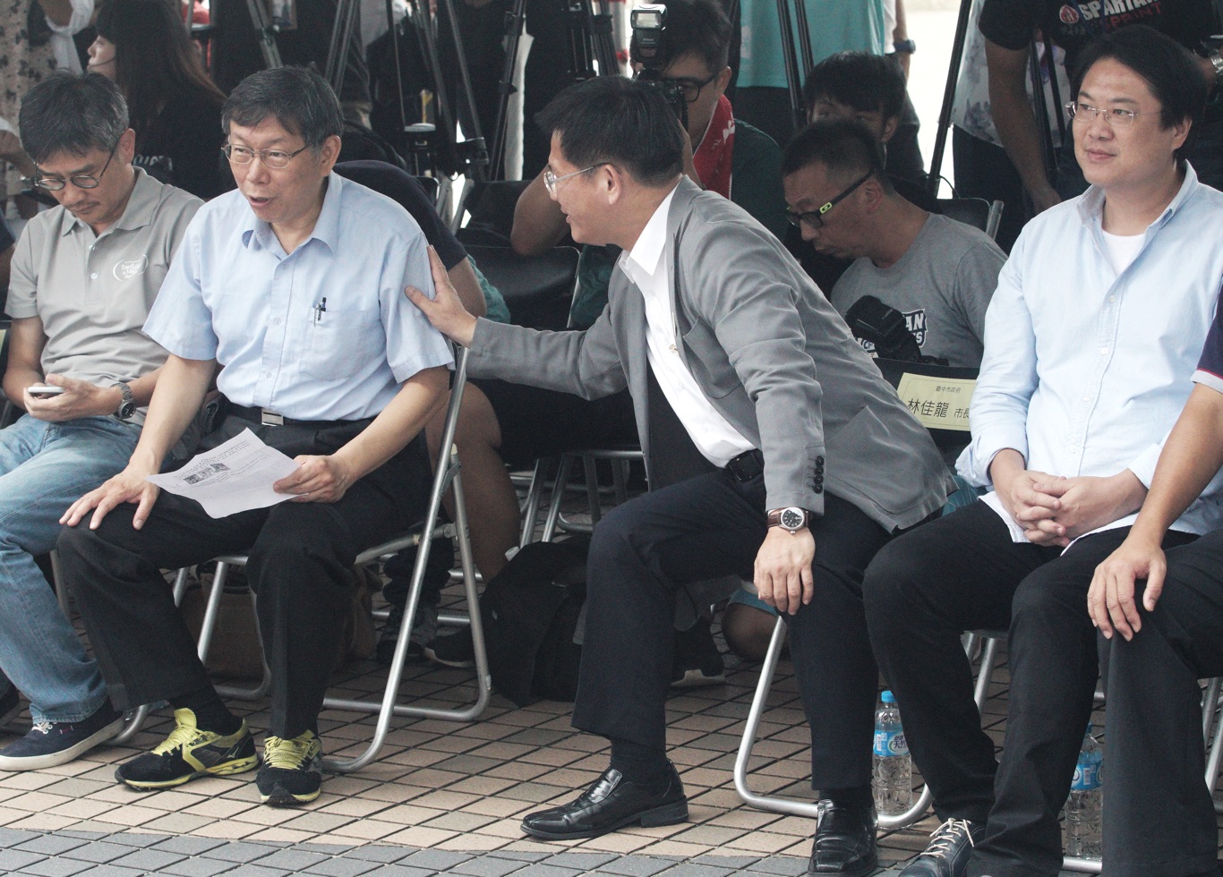 台北市長柯文哲、台中市長林佳龍下午共同出席「台中花博全國走透透宣傳活動」,會後兩人被媒體問到選舉話題時,出現截然不同的表情。 台北市長柯文哲、台中市長林佳龍下午共同出席「台中花博全國走透透宣傳活動」,會後兩人被媒體問到選舉話題時,出現截然不同的表情。