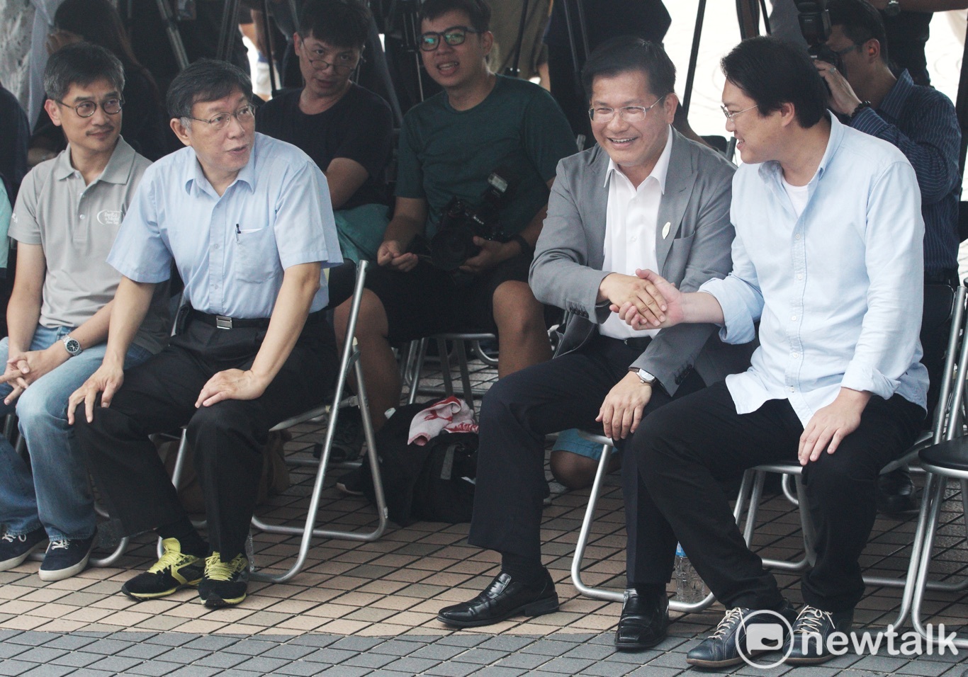 台中市長林佳龍到台北木柵動物園舉行「台中花博全國走透透宣傳活動」,會前,林佳龍和基隆市長林右昌交談。 圖:張良一/攝 台中市長林佳龍到台北木柵動物園舉行「台中花博全國走透透宣傳活動」,會前,林佳龍和基隆市長林右昌交談。 圖:張良一/攝