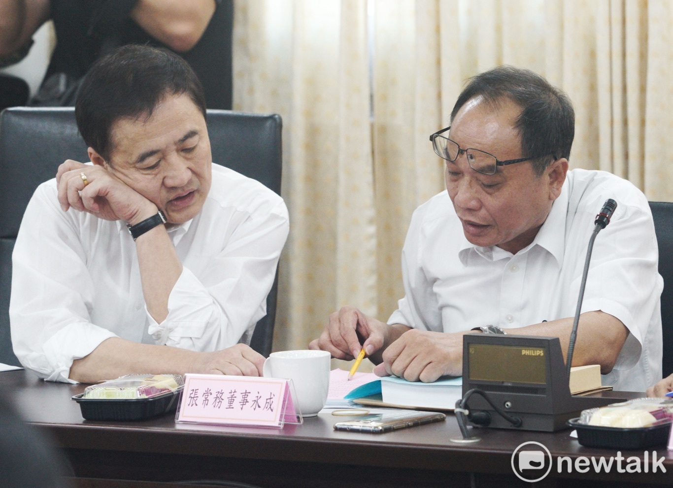 北農董事會。圖為北農董事長陳景峻和常董張永成交換意見。 圖:張良一 / 攝 北農董事會。圖為北農董事長陳景峻和常董張永成交換意見。 圖:張良一 / 攝