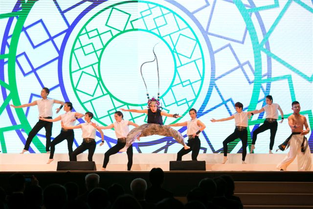 第二屆全球港灣城市論壇開幕,由奇巧劇團團長劉建幗擔任導演,九天民俗技藝團鼓陣震撼開場,結合現代與傳統元素的舞蹈演出,搭配影像畫面,展現海洋與土地的故事。 圖:高雄市政府/提供 第二屆全球港灣城市論壇開幕,由奇巧劇團團長劉建幗擔任導演,九天民俗技藝團鼓陣震撼開場,結合現代與傳統元素的舞蹈演出,搭配影像畫面,展現海洋與土地的故事。 圖:高雄市政府/提供