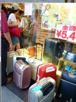 陸客或許以為擔心超重而新買行李箱。 圖:劉黎兒翻攝 陸客或許以為擔心超重而新買行李箱。 圖:劉黎兒翻攝