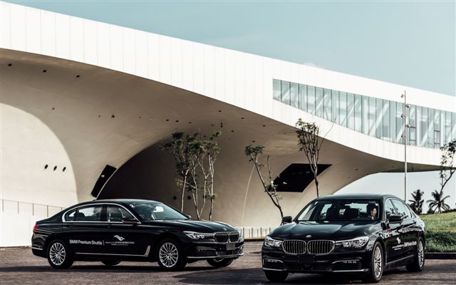 BMW總代理汎德提供大7系列頂級豪華旗艦房車,組成衛武營開幕季專屬貴賓車隊。 圖:衛武營國家藝術文化中心/提供 BMW總代理汎德提供大7系列頂級豪華旗艦房車,組成衛武營開幕季專屬貴賓車隊。 圖:衛武營國家藝術文化中心/提供