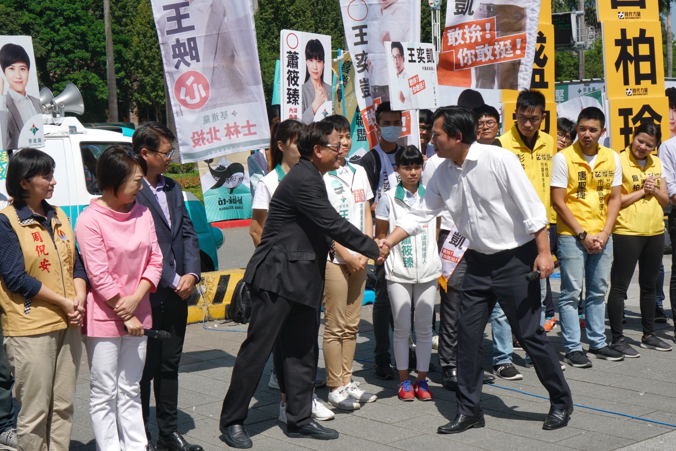 由民視董事長郭倍宏發起的喜樂島聯盟公投反併吞活動本週六在台北展開,時代力量主席黃國昌、社民黨召集人范雲、基進黨、台聯都力挺到底。 圖:張良一/攝(資料照片) 由民視董事長郭倍宏發起的喜樂島聯盟公投反併吞活動本週六在台北展開,時代力量主席黃國昌、社民黨召集人范雲、基進黨、台聯都力挺到底。 圖:張良一/攝(資料照片)