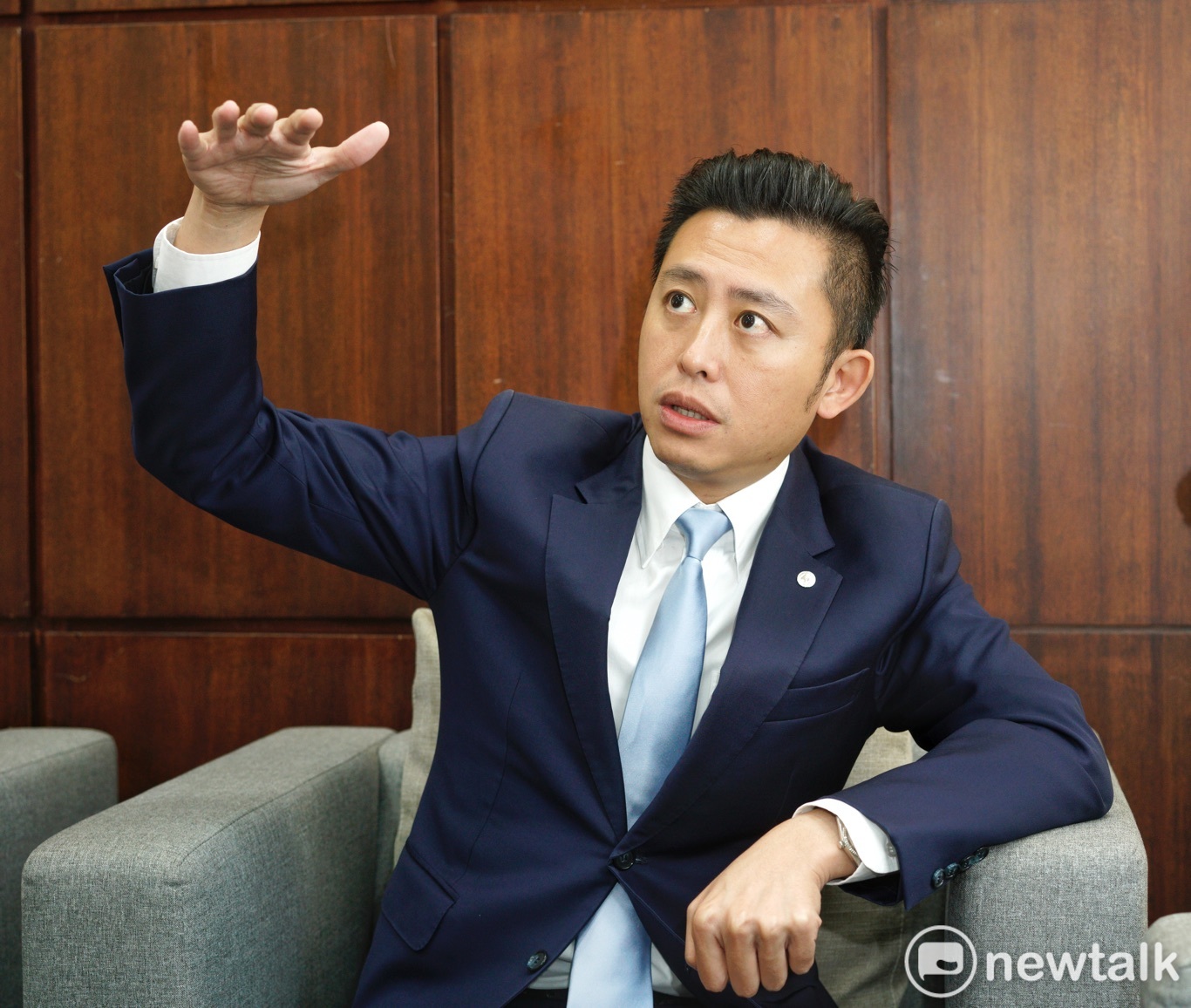 4年前林智堅以一百天的時間,拿下新竹市長寶座,2008之後,民進黨在新竹一路輸,他不忍又看到支持者失望的眼神,才挺身而出。4年前,他沒有行政經驗也沒有政績,現在有政績,可以說進化到2.0版。 圖:張良一/攝 4年前林智堅以一百天的時間,拿下新竹市長寶座,2008之後,民進黨在新竹一路輸,他不忍又看到支持者失望的眼神,才挺身而出。4年前,他沒有行政經驗也沒有政績,現在有政績,可以說進化到2.0版。 圖:張良一/攝