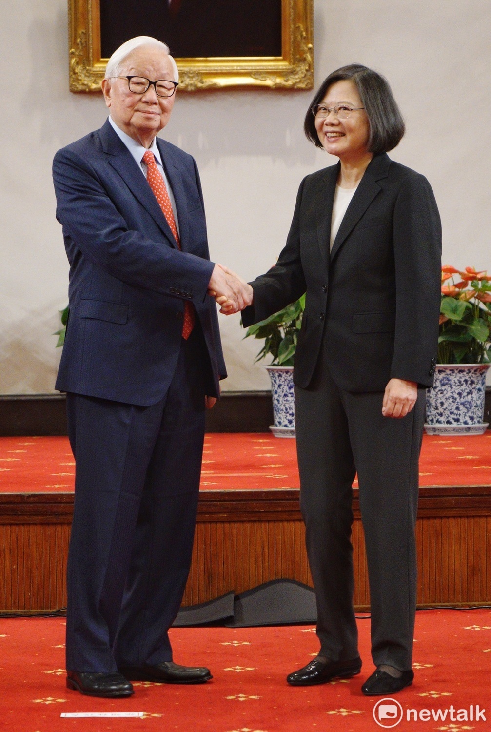 總統蔡英文今(3)日早上10時30分舉行記者會,宣布今年亞太經濟合作會議(APEC)經濟領袖會議將由台積電創辦人張忠謀擔任領袖代表。 圖:張良一/攝 總統蔡英文今(3)日早上10時30分舉行記者會,宣布今年亞太經濟合作會議(APEC)經濟領袖會議將由台積電創辦人張忠謀擔任領袖代表。 圖:張良一/攝