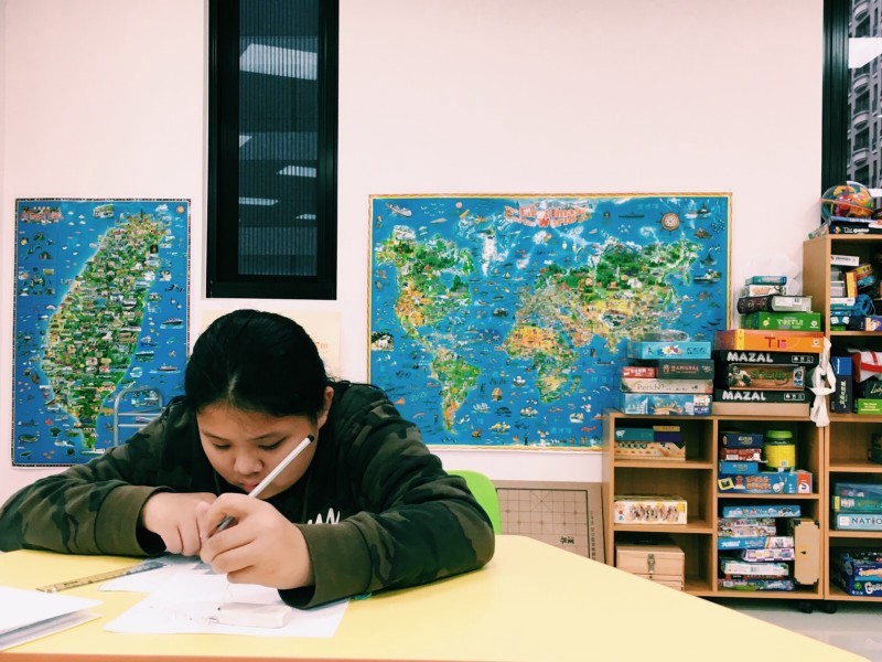 孩子以自己為中心,向背後廣大的世界學習。地圖是指引,桌遊是工具,他們認真為自己而讀的樣子是學次方裡最美的風景|圖片來源:創夢實驗室 孩子以自己為中心,向背後廣大的世界學習。地圖是指引,桌遊是工具,他們認真為自己而讀的樣子是學次方裡最美的風景|圖片來源:創夢實驗室