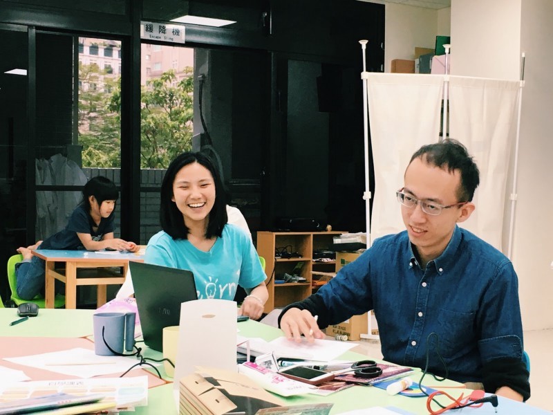 創辦人林佳瑩(左)與學次方戴俊欣老師(右)正在討論某堂課程的教學方法,聊著聊著就大笑了起來|圖片來源:創夢實驗室 創辦人林佳瑩(左)與學次方戴俊欣老師(右)正在討論某堂課程的教學方法,聊著聊著就大笑了起來|圖片來源:創夢實驗室