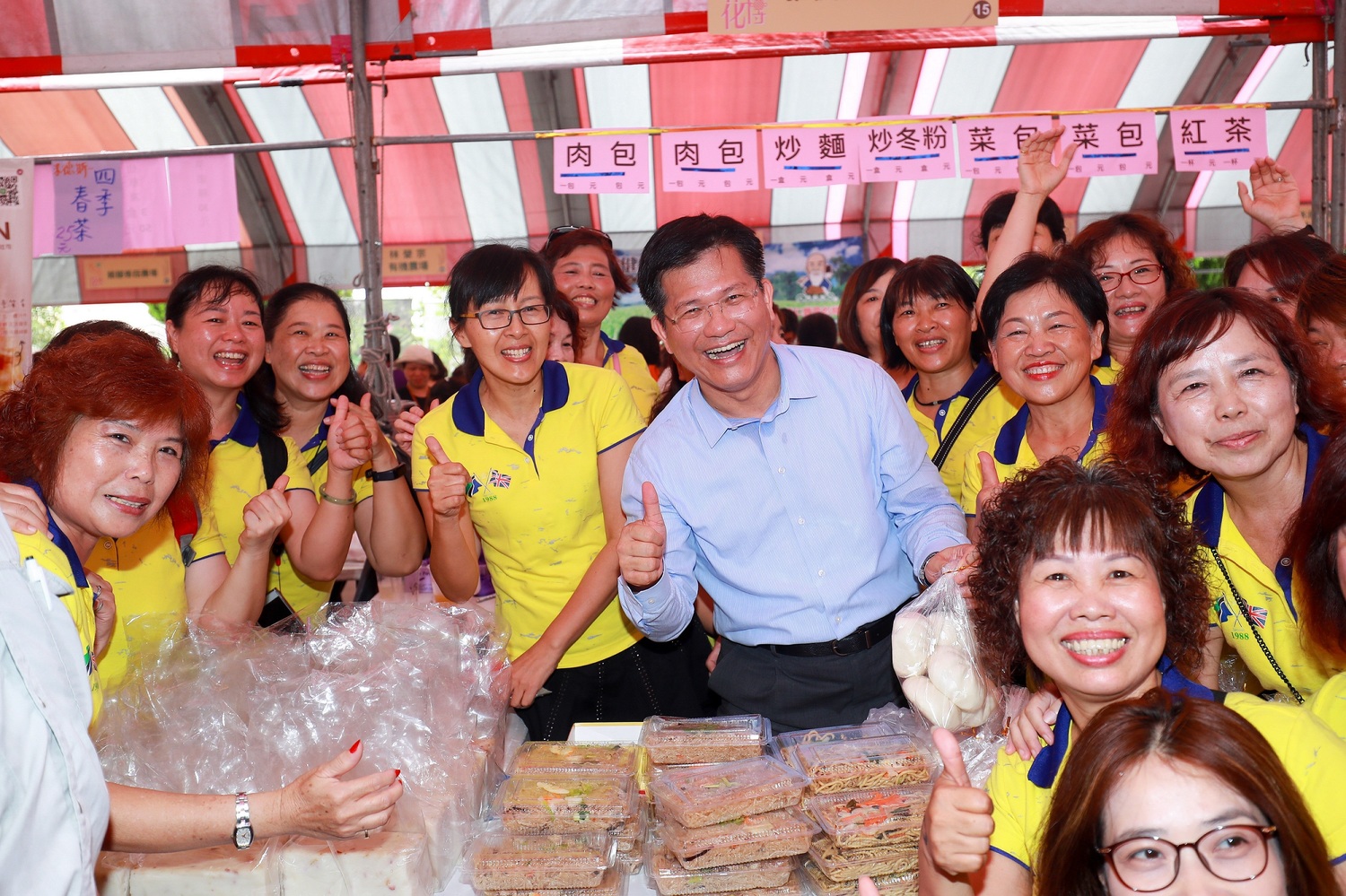 台中市長林佳龍參加107年大雅區小麥麵食文化節活動,與雅楓里家政班的媽媽們互動(107/09/01) 圖:台中市政府/提供 台中市長林佳龍參加107年大雅區小麥麵食文化節活動,與雅楓里家政班的媽媽們互動(107/09/01) 圖:台中市政府/提供