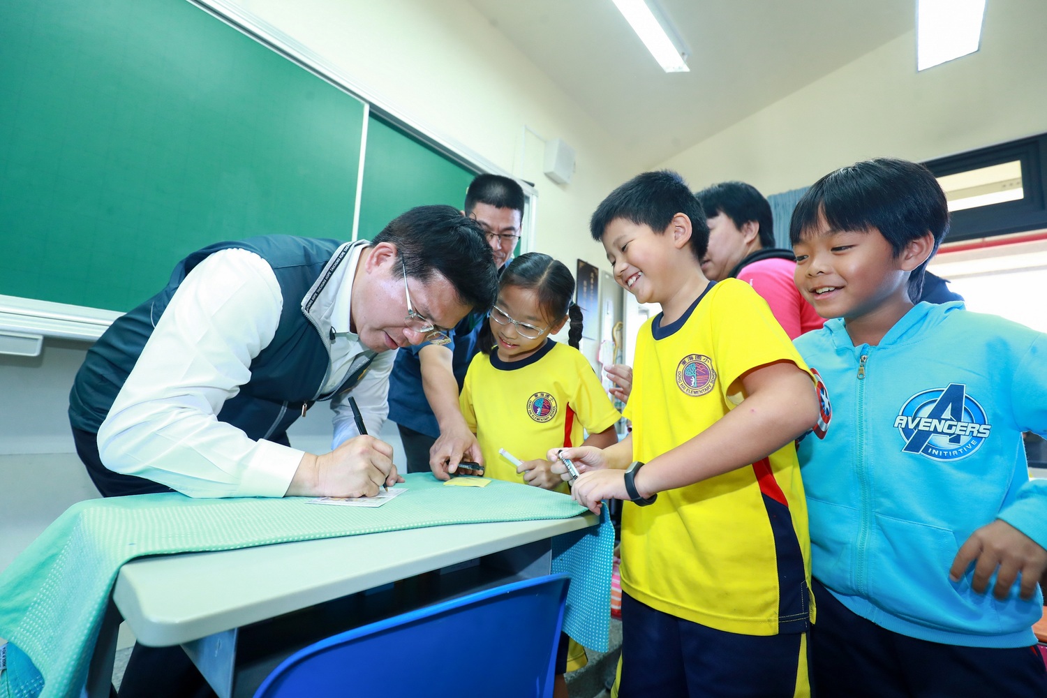 台中市長林佳龍視察西屯區東海國民小學校舍冷氣安裝,學生們請市長在簿子上簽名 ( 107/10/04 ) 圖:台中市政府/提供 台中市長林佳龍視察西屯區東海國民小學校舍冷氣安裝,學生們請市長在簿子上簽名 ( 107/10/04 ) 圖:台中市政府/提供