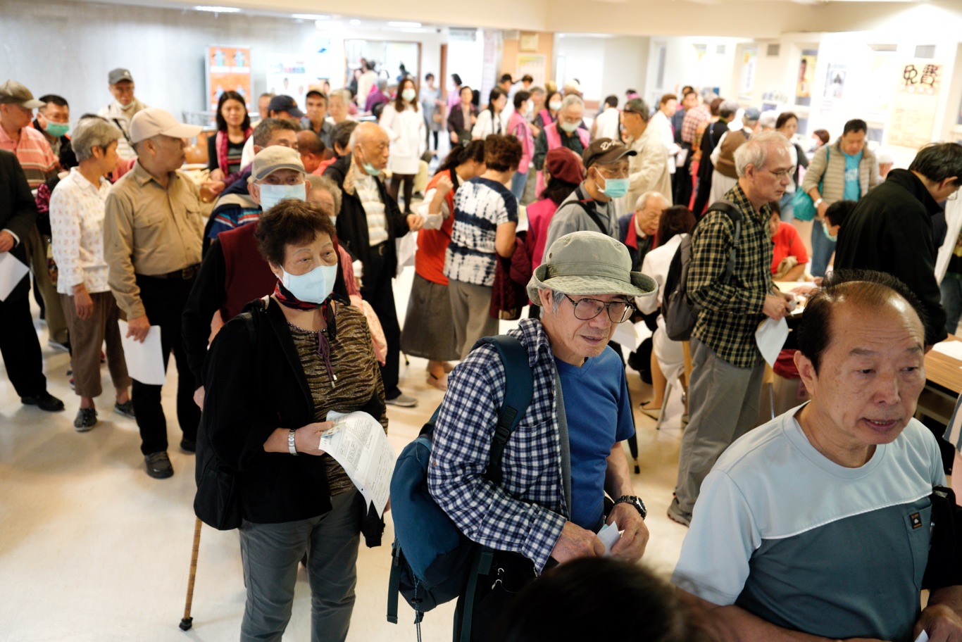 流感疫苗接種民眾排隊。 圖:張良一/攝 流感疫苗接種民眾排隊。 圖:張良一/攝