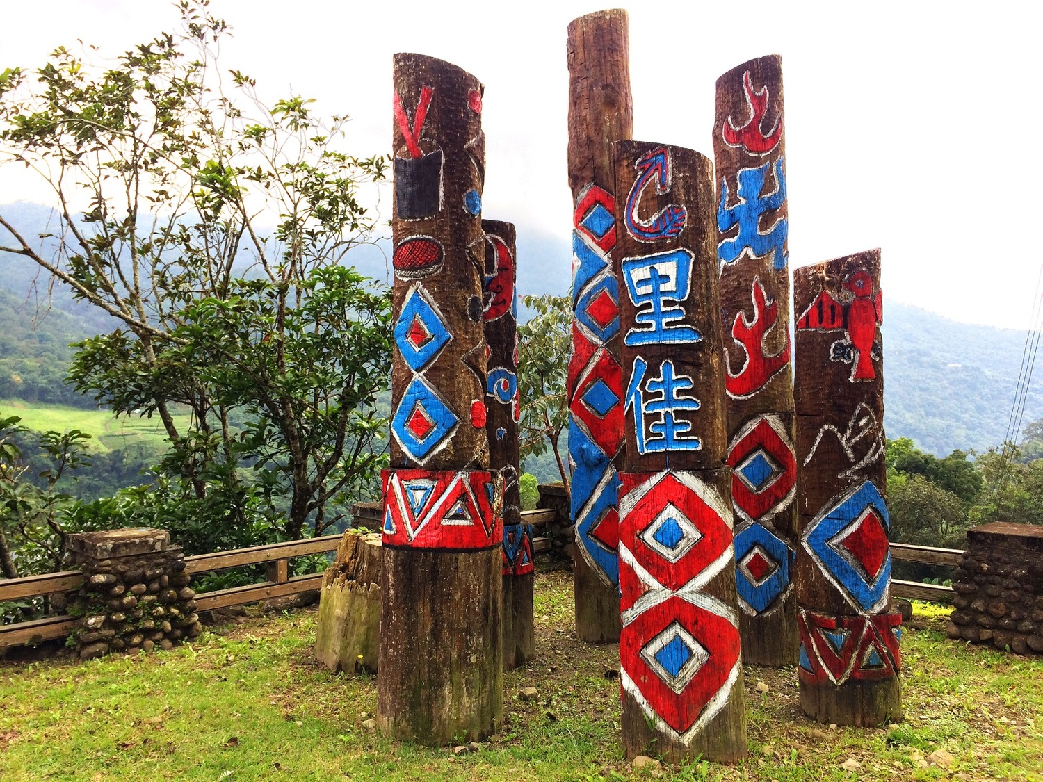 鄒族里佳藍色部落圖騰柱地標。圖：農委會林務局/提供