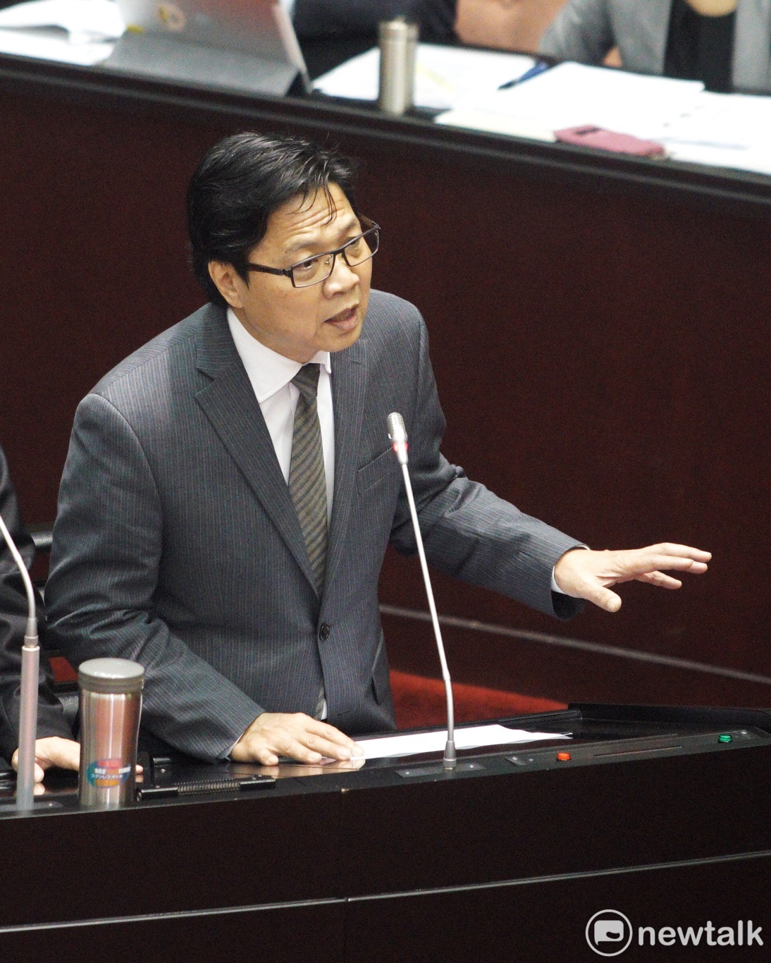 立法院審教育部預算,立委因台大校長遴選案,凍結部分預算。圖為教育部長葉俊榮今天在立法院院會備詢時,回應普悠瑪事故罹難的台東卑南國中師生處理後續。 圖:張良一/攝 立法院審教育部預算,立委因台大校長遴選案,凍結部分預算。圖為教育部長葉俊榮今天在立法院院會備詢時,回應普悠瑪事故罹難的台東卑南國中師生處理後續。 圖:張良一/攝
