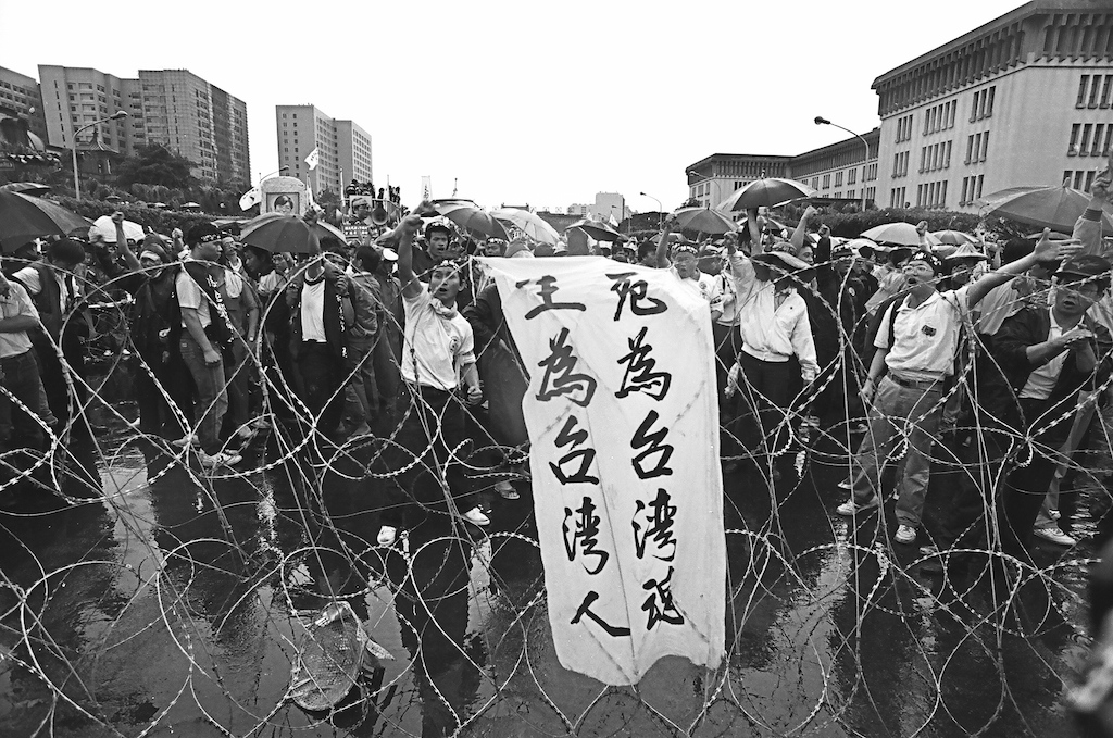 ■總統府前，隊伍被鎮暴警察用蛇籠、拒馬層層擋住