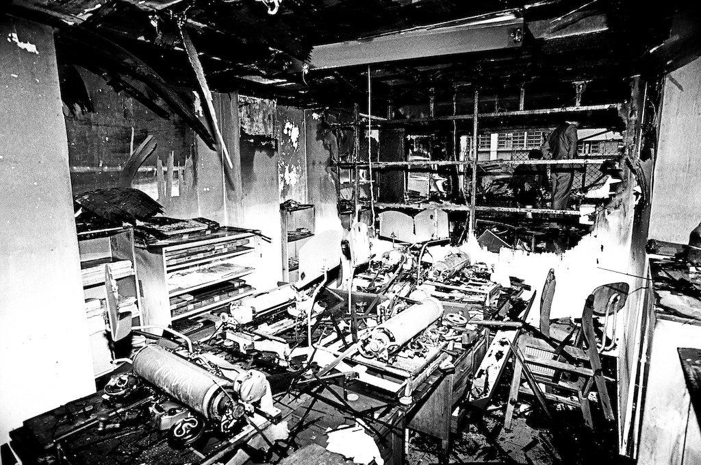 ■1989年4月7日早上10點，邱萬興是第一個跟隨民進黨創黨主席江鵬堅進入自由時代雜誌社拍照記錄的攝影師，詳細記錄焚燒後的自由時代雜誌社。