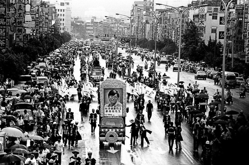 ■1989年5月19日，台灣建國烈士鄭南榕的告別式，數以萬計的台灣人參與出殯的行列，隊伍綿延兩公里多，從台北市廢河道出發到總統府為鄭南榕送行。