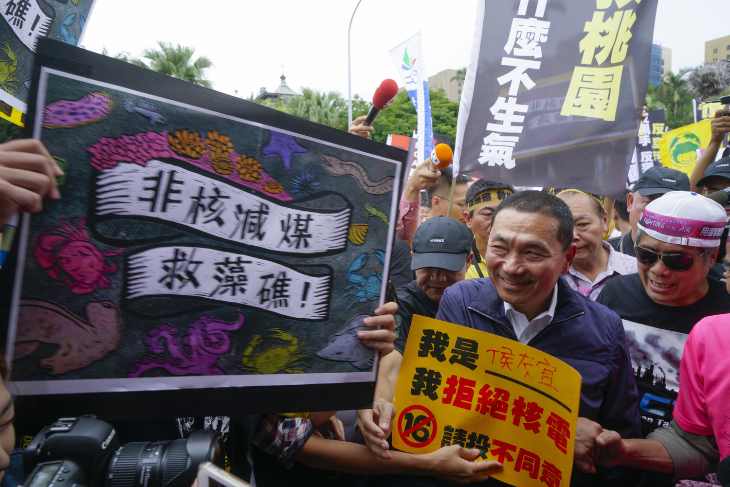 國民黨新北市長參選人侯友宜也參與反空污遊行,卻一路被拿著「非核減媒救藻礁」的年輕人嗆聲。 圖:張良一/攝 國民黨新北市長參選人侯友宜也參與反空污遊行,卻一路被拿著「非核減媒救藻礁」的年輕人嗆聲。 圖:張良一/攝