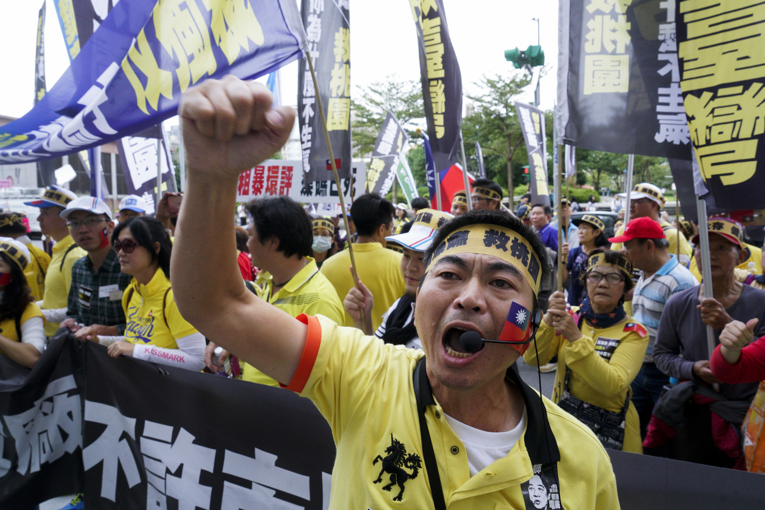 遊行民眾在民進黨中央黨部前呼喊抗議口號。 圖:張良一/攝 遊行民眾在民進黨中央黨部前呼喊抗議口號。 圖:張良一/攝