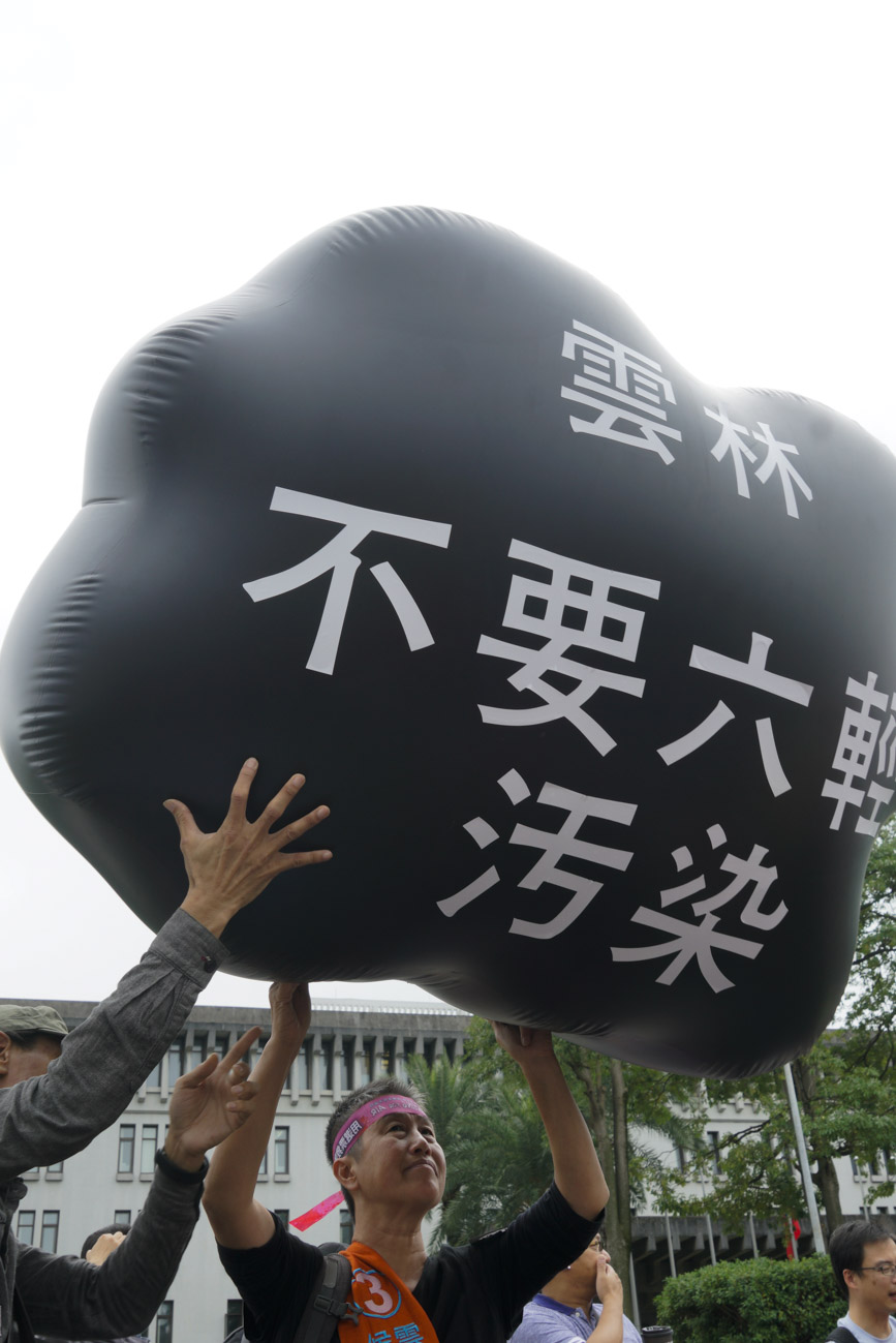 雲林縣長參選人王麗萍頭頂空污污雲造型參與遊行。 圖:張良一/攝 雲林縣長參選人王麗萍頭頂空污污雲造型參與遊行。 圖:張良一/攝