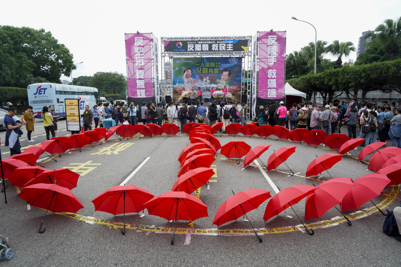 台灣健康空氣聯盟在凱道舉行「台北反空污大遊行」,該聯盟在凱道用紅色雨傘擺出投票章形狀。 圖:張良一/攝 台灣健康空氣聯盟在凱道舉行「台北反空污大遊行」,該聯盟在凱道用紅色雨傘擺出投票章形狀。 圖:張良一/攝