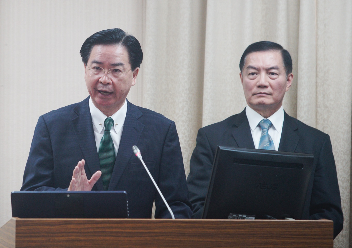 外交部長吳釗燮、國防部副部長沈一鳴在立院外交及國防委員會備詢。 圖:張良一/攝 外交部長吳釗燮、國防部副部長沈一鳴在立院外交及國防委員會備詢。 圖:張良一/攝