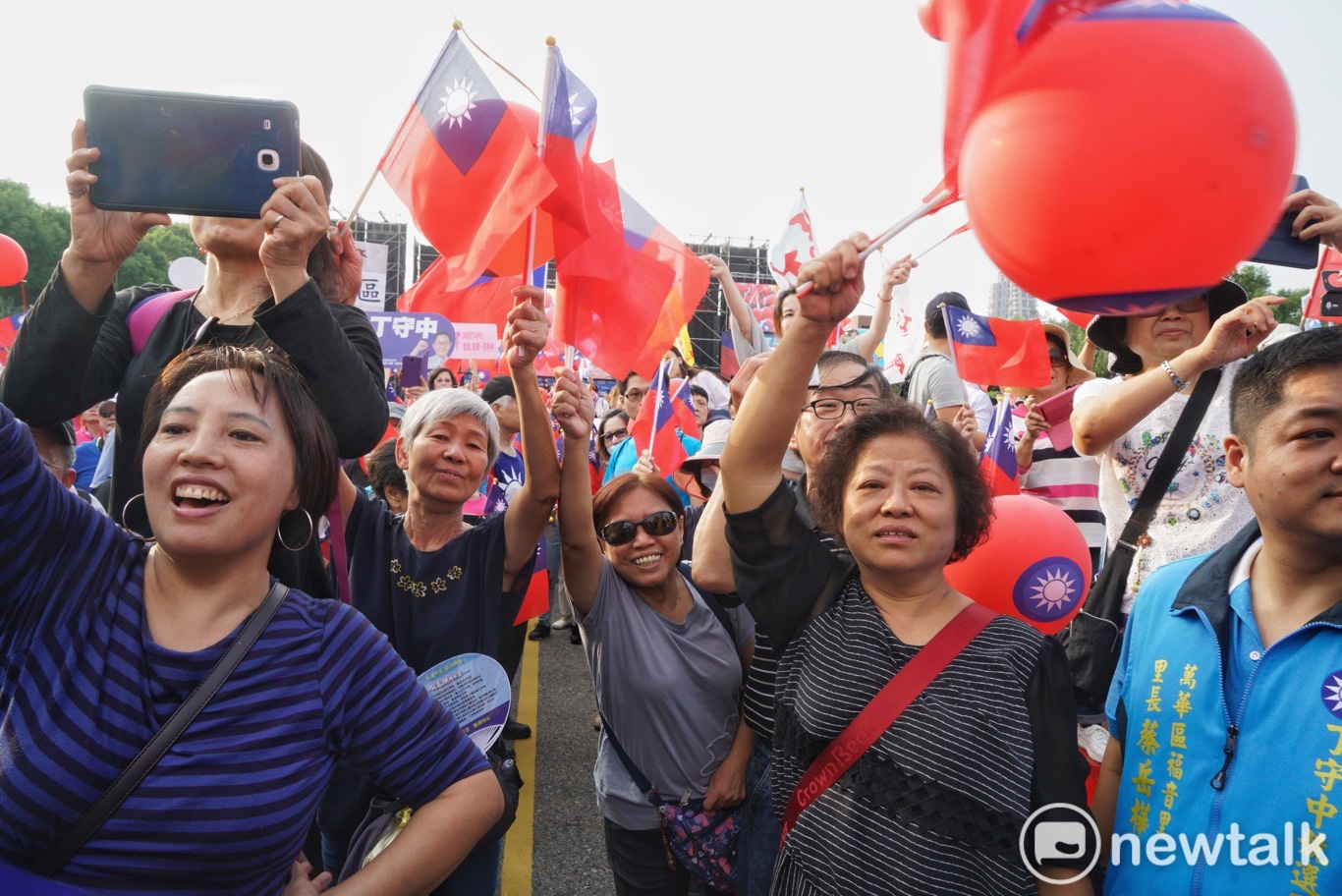 國民黨台北市長侯選人丁守中在凱道舉行造勢大會,場面熱烈。 圖:張良一/攝 國民黨台北市長侯選人丁守中在凱道舉行造勢大會,場面熱烈。 圖:張良一/攝