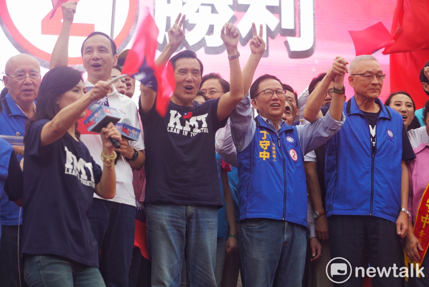 前總統馬英九、現任國民黨主席吳敦義,以及現任新北市長朱立倫皆到場力挺丁守中。 圖:張良一/攝 前總統馬英九、現任國民黨主席吳敦義,以及現任新北市長朱立倫皆到場力挺丁守中。 圖:張良一/攝